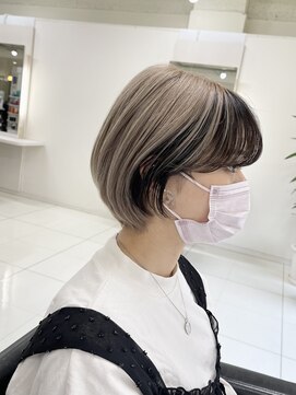 デュールイースト(Duul East) 丸みショート×ミルクティー×フェイスフレーミングブラック