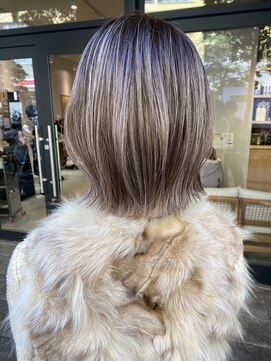 トリート 海浜幕張店(TREAT) 切りっぱなしボブ 白髪ぼかしハイライト