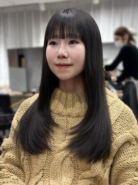 モク(mok) 重めバングとレイヤーカットで個性派すぎないモード女子★