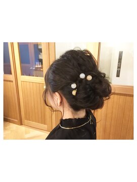 フェブリエ(Fevrier) 黒髪ふわふわアップ