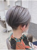 【プラチナシルバー×ハンサムショート】