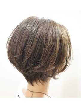 ウィスカーヘアー(whisker hair) 前下がりショートボブ