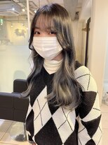 アクアオモテサンドウ(ACQUA omotesando)&nbsp;△インナーカラーイヤリングカラーグレー黒髪ロング髪質改善