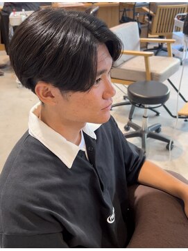 セカンドプレイス(2nd place) 前下がりセンターパート