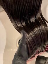 ＜STEP3＞トリートメント塗布2：インカラミ反応を起こしダメージ補修＆毛髪強度UP