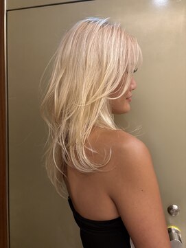 ビュートリアム265(BEAUTRIUM 265) バタフライレイヤーカット/全頭ブリーチ/海外風くびれミディアム