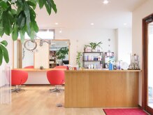 ヘアースペースリトリート(Hair Space Retreat)の雰囲気（ゆったりと座れる赤いチェア）