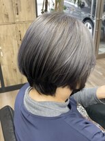 ヴィフ 大船(VIF)&nbsp;白髪ぼかしハイライト/グレーアッシュ/ショートヘア/大船/大船駅