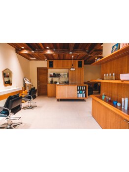 完全マンツーマン施術で髪のお悩みにしっかり向き合います！つい時間をわすれてしまうくつろぎの空間を…。