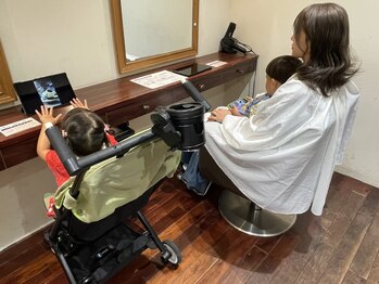 ルーム リシェール 南越谷店(Room RICHAIR)の写真/ベビーカーが席の隣に入れるスペースあり◎目の届く範囲だから安心して施術[南越谷/髪質改善/学割U24]