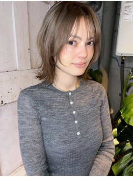 ホテリー(Hotely) ミディアムレイヤーハッシュカットワインレッドアンブレラカラー