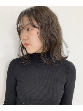 フィル(fil) ミディアム／透明感グレージュ／波巻き