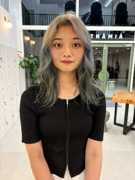 エマン(AIMANT) ブルーとグレーのルーツカラー