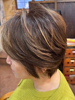 白髪をカバーしながらも、明るく華やかな印象に。自分らしさを引き立てる新しい髪色で気分もアップ！