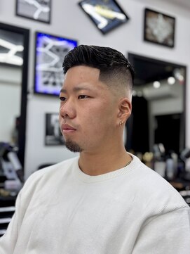 キングコング バーバーショップ バイ アルバレス(KING KONG BARBERSHOP by ALVAREZ) フェザーアップ×スキンフェード［所沢市/メンズカット/短髪］