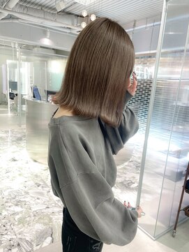 ジェム(GEM) グレージュカラー/切りっぱなし/外はねボブ