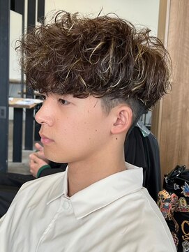 エルマーク 心斎橋(L-MARK) スペインカールスパイラルパーマツイストパーマフェード短髪