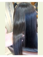 【髪質改善トリートメント】酸と熱を巧みに使い、髪の芯から輝くストレートへ