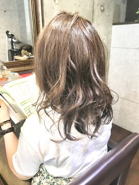 1+ アンプリュス(Unplus) インナーカラーセミロングスタイル