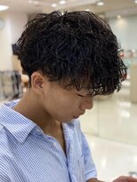 シャルムバイケンジ(Charm.by KENJE)&nbsp;メンズパーマ波巻きツイストスパイラル刈り上げセンターパート