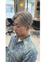 ヘアーリゾートレガロ 八尾店(Hair Resort regalo)&nbsp;近鉄八尾／シルバーアッシュのセンターパート