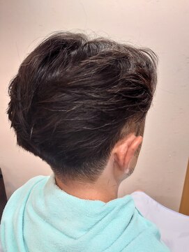 ヴェルデ シンバシ(VERDE SHINBASHI) センターパート ト ツーブロック バーバーグレイヘアーフェード