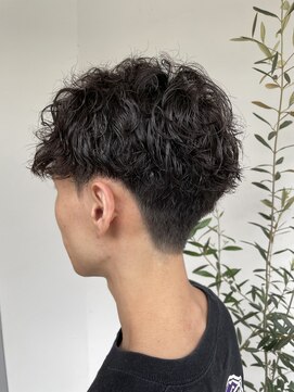 アルマ(ALMA) ツイストスパイラルパーマ前下がり刈り上げマッシュ黒髪