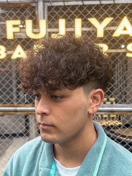 フジヤマ バーバー ショップ(FUJIYAMA BARBER SHOP) スペインカール／テーパーフェード