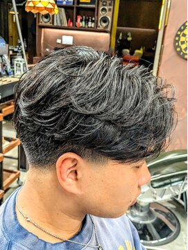 フォーコーナーズカットショップスリーセント 栄(FourCornersCutShop 3/cent) 【テーパーフェード×ラフカール】