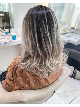 アッシュ 大宮店(Ash) 高明度ホワイトベージュバレイヤージュ☆