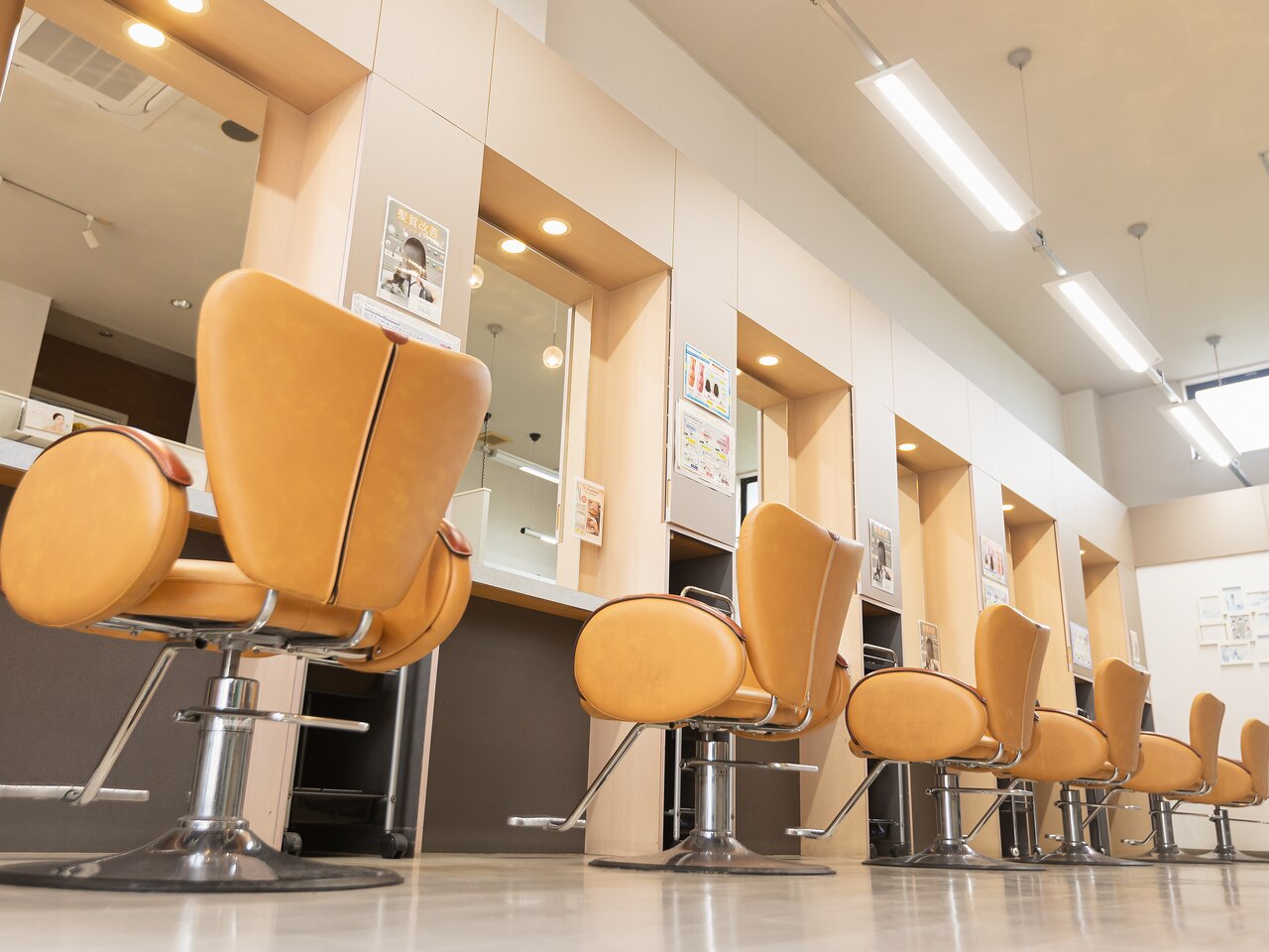 美容室木製店舗カウンター 淡いクリーム色【本日限定最終値下げ】 ☆オータムキャンペーンのお知らせ（9/1～9/15迄のご来院