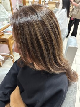 フィガロ デュデュ 新石切店(Figaro DOU DOU) 有馬オリジナル白髪ぼかしハイライト