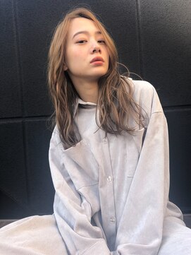 ロミバイリー(Romi by Lyee) ラフウエーブ　グレージュ　ベージュ　透明感