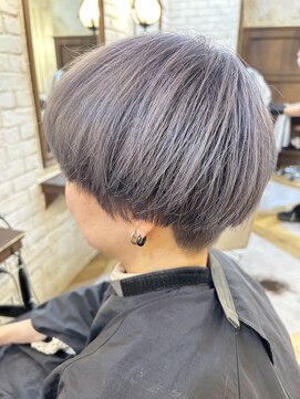 カリーナ(Carina) 〈キシタクヘアー〉刈り上げマッシュ×シルバーグレー