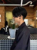 サーリー(SURLY) センターパート前下がりマッシュ刈り上げ