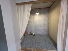 アール(R)の雰囲気（お席の近くに広々キッズスペース完備！）