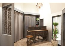 アンティークなレセプションカウンター。レセプショニストが笑顔でお出迎え。