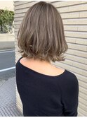 ミルクティーベージュハイライト前下がりボブ