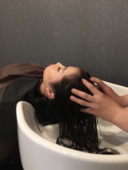 ヘアサロン エース(hair salon ACE)の写真/頭皮の汚れや皮脂をスッキリ落とし、健康的な髪へと導く。心地良いマッサージで心も体もリラックス♪