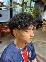 ビハインドザカーテン(BEHIND THE CURTAIN)&nbsp;伸びたパーマを活かしたカット、フェードカット