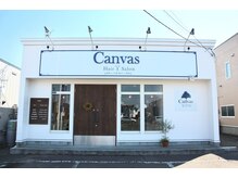 ヘア サロン キャンバス(hair salon Canvas)の雰囲気（白を基調とした外観にブルーの看板が印象的☆）