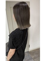 リズム(lysm)&nbsp;バレイヤージュ グレーベージュ× 切りっぱなしボブ
