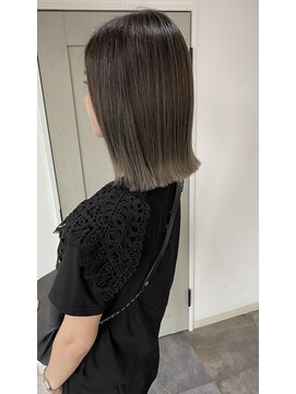 リズム(lysm) バレイヤージュ グレーベージュ× 切りっぱなしボブ