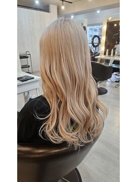 トモズヘアデザイン(Tomo's Hair Design) ホワイトベージュ