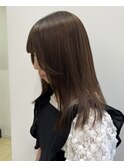 赤みを抑えてくれるカーキベージュカラー