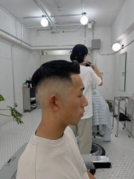 ウェルネス(Wellness) スキンフェード、フェザーアップ、ノーパート