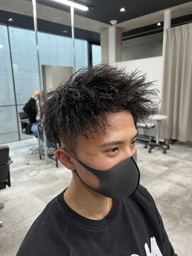 イーラ(era) ツイストパーマ短髪ジェットモヒカン束感黒髪