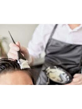 今まで白髪染めできなかった方に朗報♪ノンジアミンカラー剤を使用するので髪に優しく染められる◎