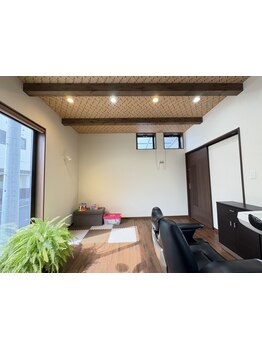 【家族で長く通えるサロン】ママさんのすぐそばにキッズスペース有り。ご家族で楽しく安心して過ごせます。