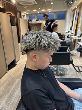 ルースト 渋谷店(ROOST) ［オーダー殺到］ジェット×金メッシュ×ツイスト